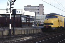 858027 Gezicht op het N.S.-station Utrecht Overvecht te Utrecht, vanaf de spoorwegovergang in de Mr. Tripkade.